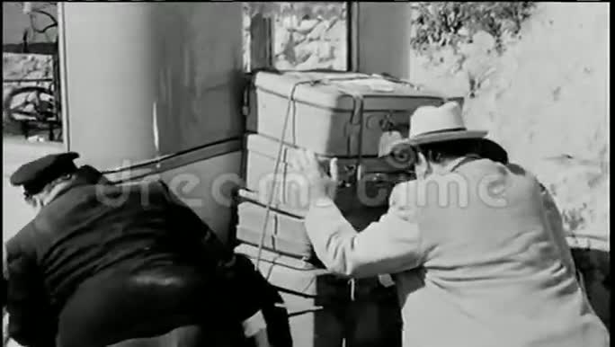 后景三个人推着装满行李的车视频的预览图