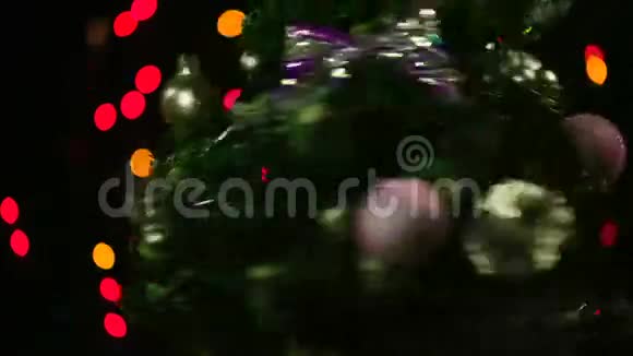 穿着的圣诞树绕轴旋转视频的预览图