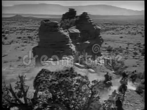 骑马穿越沙漠平原后景视频的预览图