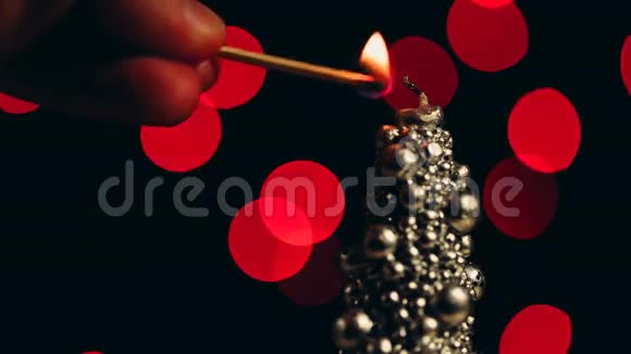 最初的圣诞蜡烛点燃了火柴视频的预览图