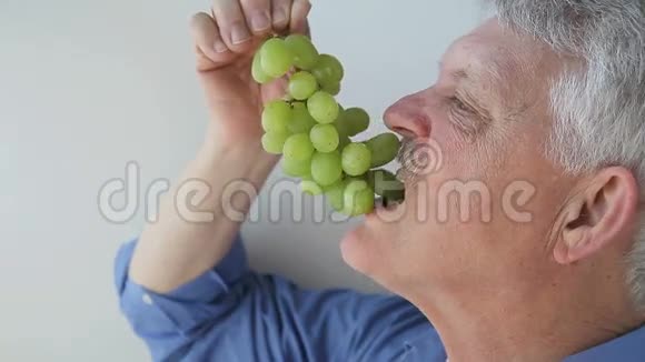 老人吃绿葡萄视频的预览图