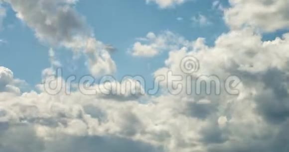 多积云蓬松卷云层在多风天气下的时间间隔剪辑视频的预览图