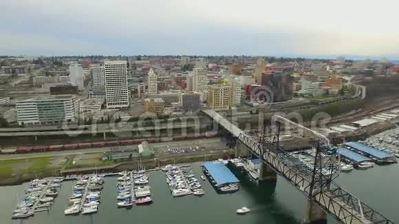市中心河景船在港口办公室和公路交通运动视频的预览图