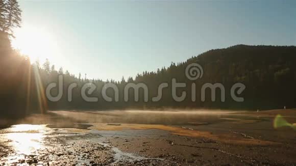 人与自然的永恒和谐美丽的风景如画的塞内维尔湖在美妙的日落呼吸视频的预览图