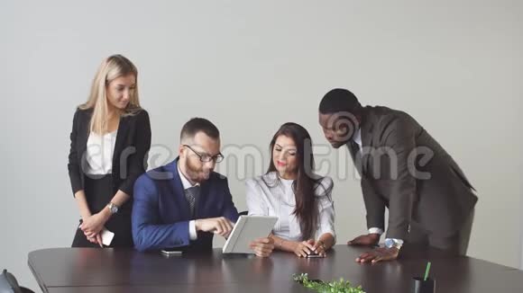 会议期间使用平板电脑的商界人士视频的预览图