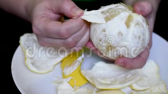 在白色背景下的葡萄柚可以清洁皮肤吃一顿饭视频的预览图