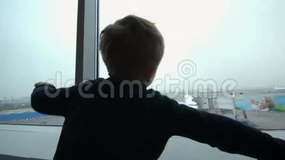 男孩从窗户看飞机模仿视频的预览图