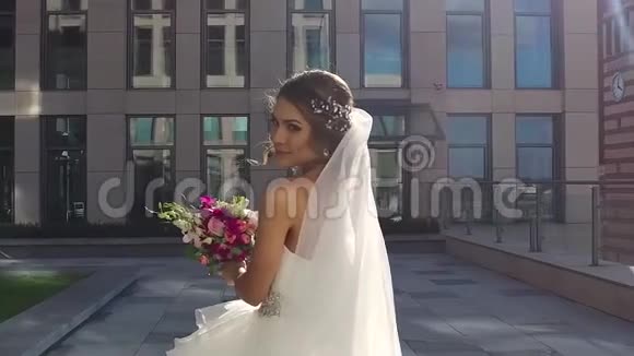 新娘带一束花视频的预览图