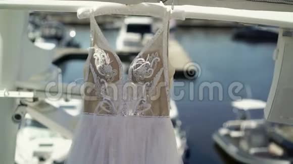 豪华游艇上的婚纱视频的预览图