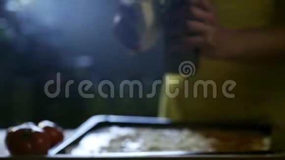 年轻厨师在披萨4K上切奶酪视频的预览图
