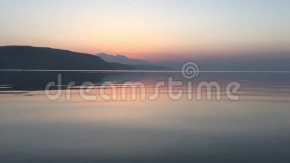 中国西藏的马纳萨罗瓦尔湖春晓视频的预览图