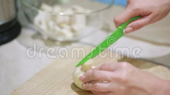 那个女孩切蘑菇健康的饮食观念真菌视频的预览图