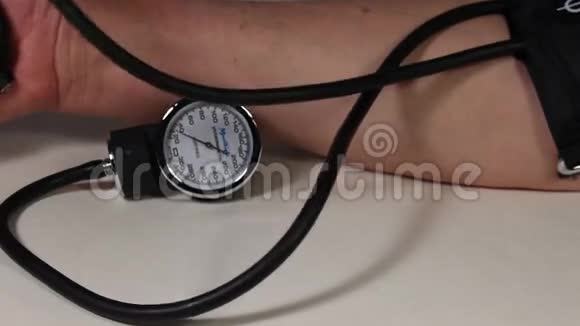 老年妇女血压测量视频的预览图