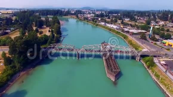 穿越河流城市景观的桥梁视频的预览图