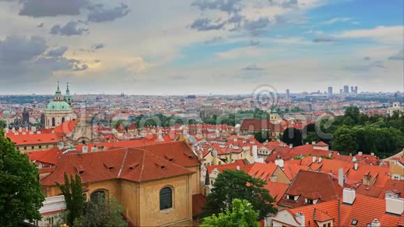 在捷克共和国布拉格有红色屋顶的旧城镇建筑的夏季空中时间推移视图视频的预览图