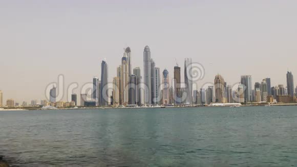 夏季迪拜码头著名海湾建筑全景视频的预览图