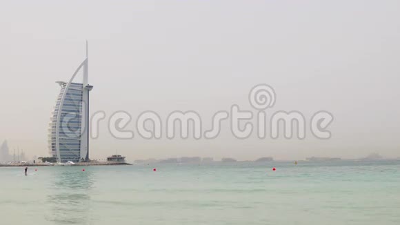 迪拜城市日时著名酒店沙滩垫板乘坐4k阿联酋视频的预览图