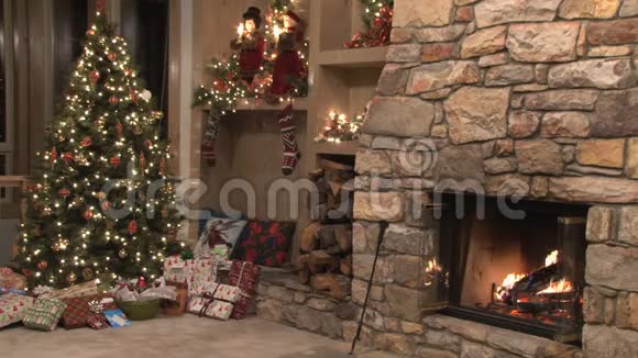 在火边的圣诞场景视频的预览图