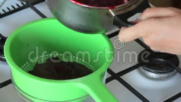 一个女人把用糖煮的蔓越莓从平底锅里转移到一个香菜里为棉花糖准备土豆泥视频的预览图