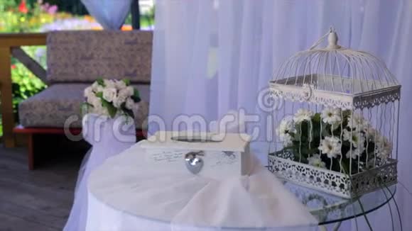 婚礼木白盒子在桌子上视频的预览图