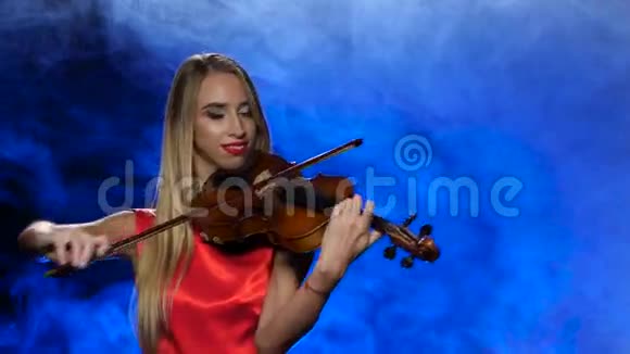 女专业小提琴手演奏中提琴工作室吸烟视频的预览图
