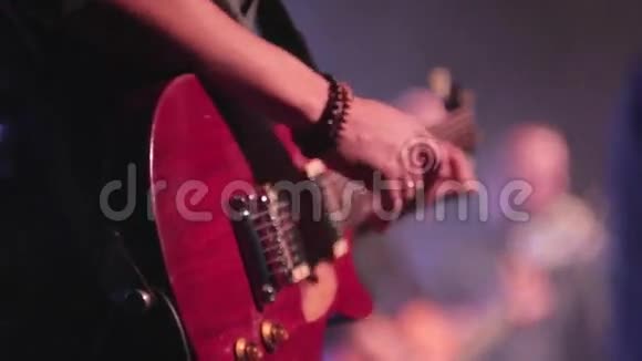 现场演唱会男人弹吉他独奏视频的预览图