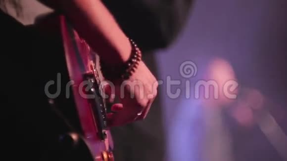 现场演唱会男人弹吉他独奏视频的预览图