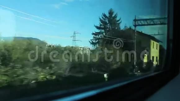 乘坐客运列车从建筑物和树木中眺望视频的预览图