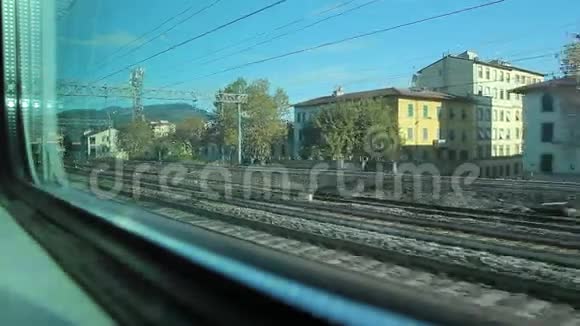 从火车窗口眺望大城市视频的预览图