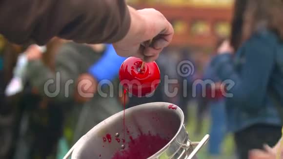 厨师在大型活动中用糖浆准备苹果视频的预览图