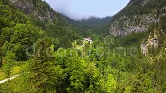 无人驾驶的鸟瞰图飞越奥地利阿尔卑斯山视频的预览图