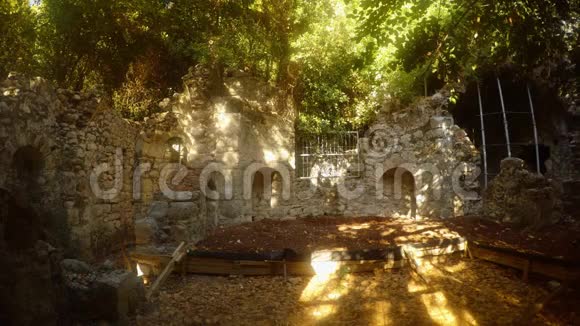 地中海地区森林中古城奥林波斯废墟中的城墙全景视频的预览图