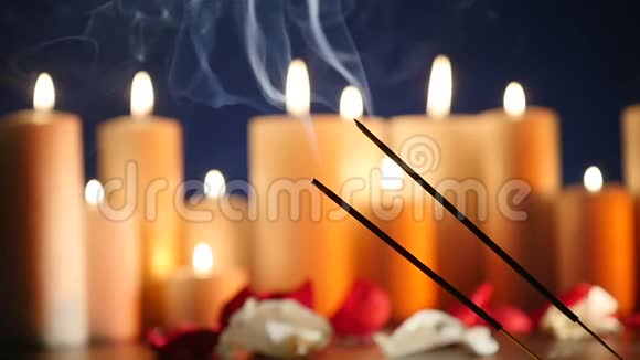 燃烧蜡烛背景上的香气棒发炎视频的预览图