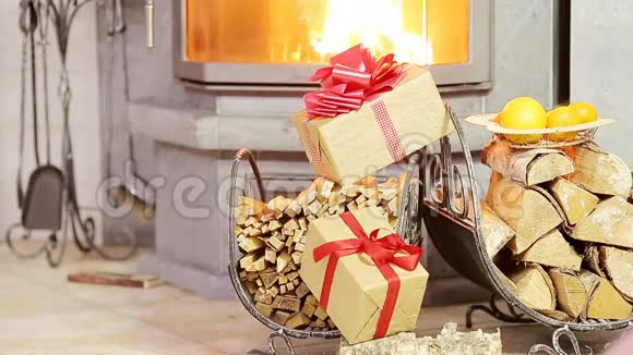 精美的壁炉礼品和橙色装饰为圣诞节视频的预览图