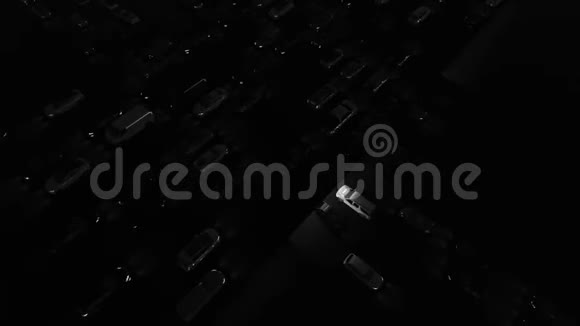 夜间交通拥挤黑白视频的预览图
