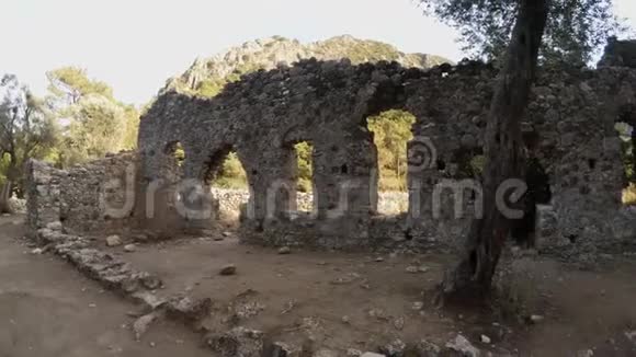 地中海地区森林中古城奥林波斯废墟中的城墙全景视频的预览图