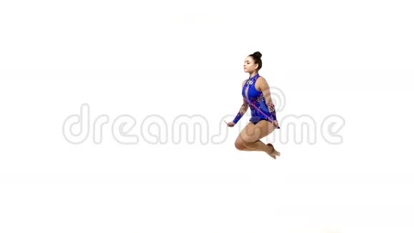 漂亮的艺术体操运动员跳绳慢视频的预览图