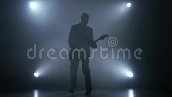 吉他手弹电吉他烟雾背景工作室慢动作视频的预览图