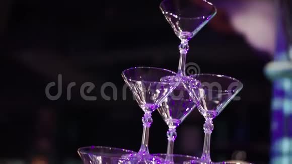 香槟玻璃金字塔剪辑酒杯金字塔香槟香槟塔视频的预览图