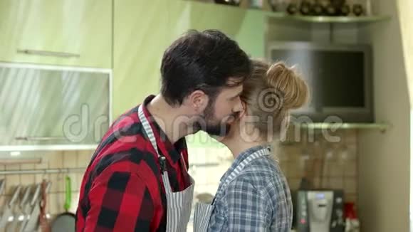 厨房里有一对快乐的情侣视频的预览图
