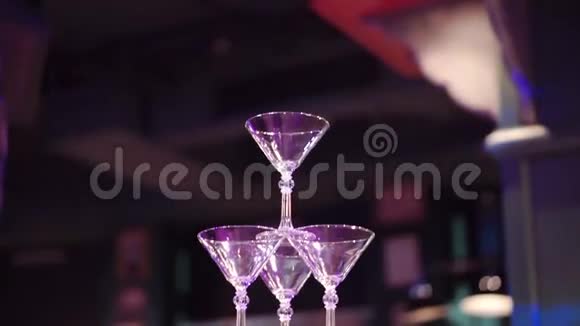 香槟玻璃金字塔剪辑酒杯金字塔香槟香槟塔视频的预览图