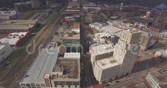 北卡罗来纳州罗利市中心的建筑物和街道的空中影像全景视频的预览图