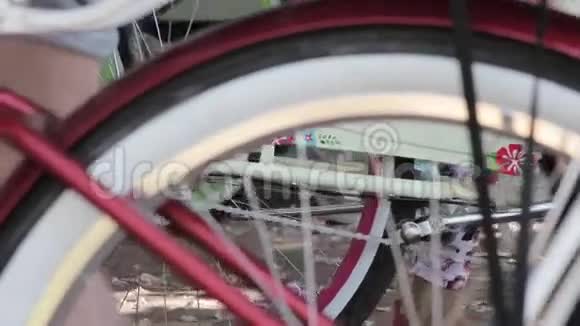 夏天许多五颜六色的自行车轮开始向不同的方向移动视频的预览图