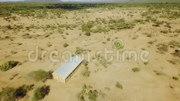 炎热的一天在非洲大草原上的教堂建筑视频的预览图