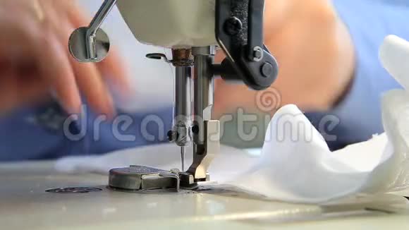 缝纫机的裁缝工作视频的预览图