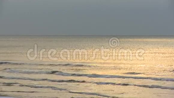 太阳在波浪中反射视频的预览图