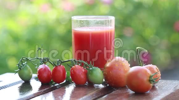西红柿汁倒入一杯大自然的杯子里视频的预览图