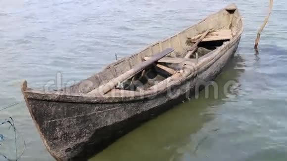 老木船停泊在河里视频的预览图