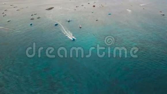海上快艇鸟瞰菲律宾长滩岛视频的预览图