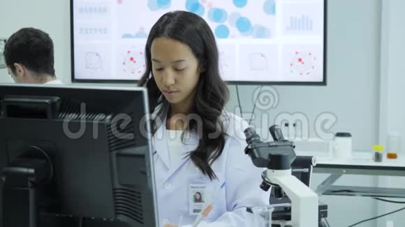 一群医学研究科学家正在现代实验室研究计算机视频的预览图